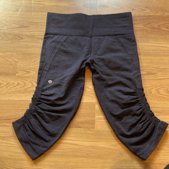 Lululemon Women’s Purple Capri Leggings, Size 6 - Picture 3 of 4